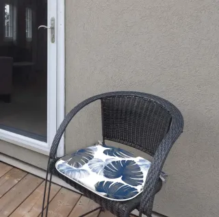 Cuscini decorativi con foglie tropicali