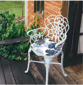 Cuscini decorativi con foglie tropicali