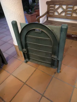 2 Lettini regolabili + 8 sedie