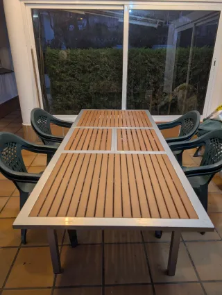 2 Lettini regolabili + 8 sedie