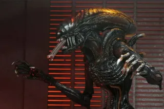 NECA Alien Romulus Scorched Xenomorfo Figura