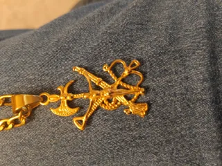 Colgate de la lejion con cadena con estuche