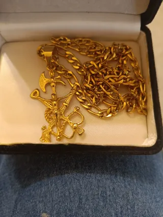 Colgate de la lejion con cadena con estuche