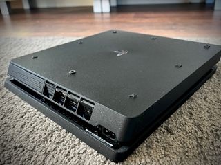 PlayStation 4 de 1 TB poco uso versión 10.5