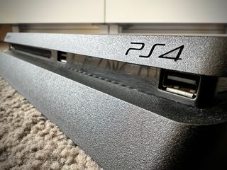 PlayStation 4 de 1 TB poco uso versión 10.5