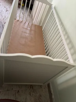 Cuna de madera para bebé.