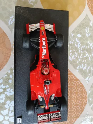 Ferrari F2000 Schumacher 1:18 Hot Wheels