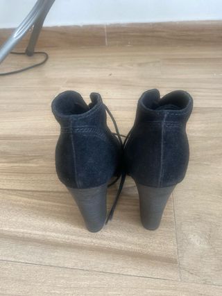 Botines negros con cordones de piel ante