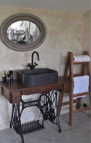 Máquina de coser SINGER antigua con mueble