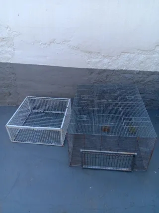 Jaula metálica plateada y blanca