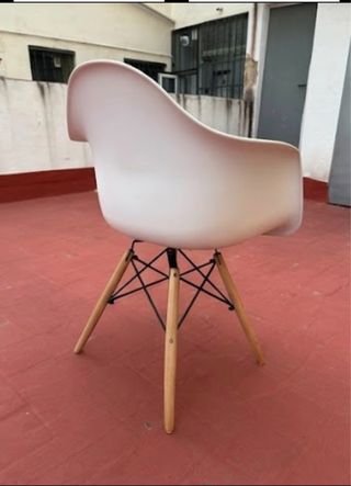 Seis sillas blancas y madera. Buen estado.