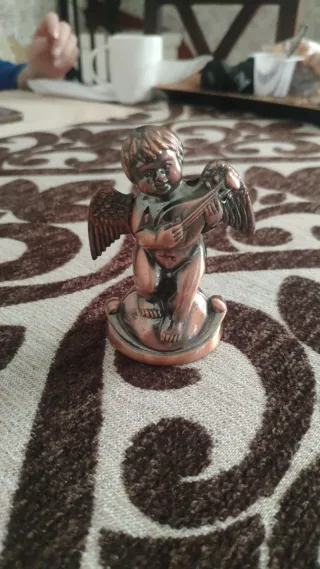Figura angelito metal tocando arpa