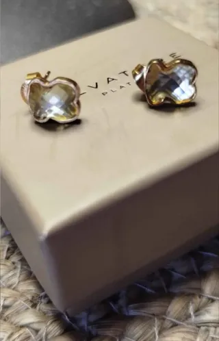 Pendientes dorados con cristal ámbar