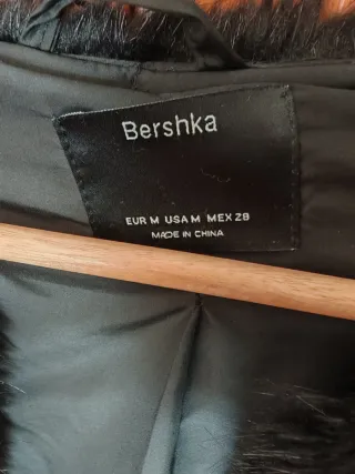Abrigo pelo Bershka negro talla M