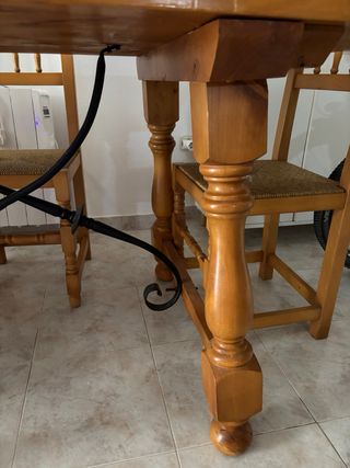 Mesa de madera maciza y forja con 4 sillas