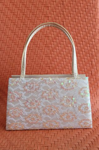 Bolso de mano con lentejuelas y encaje