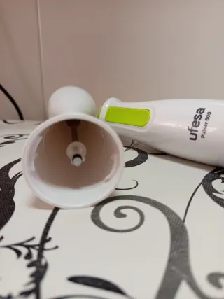 Batidora de mano blanca y verde