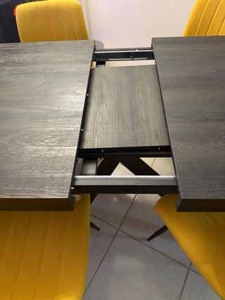 Tavolo con 6 sedie gialle