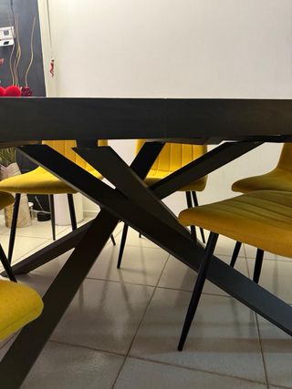 Tavolo con 6 sedie gialle