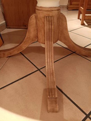 Mesa redonda extensible de madera restaurada.