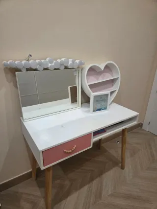 Scrivania per bambini con specchio e scaffale