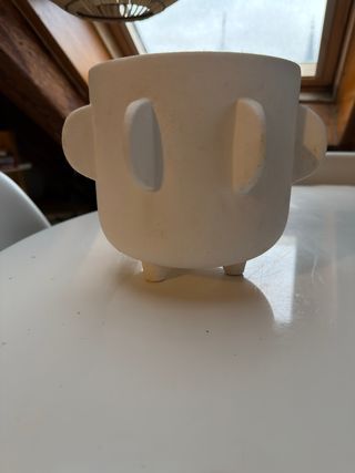 Planta artificial con maceta blanca – suculenta