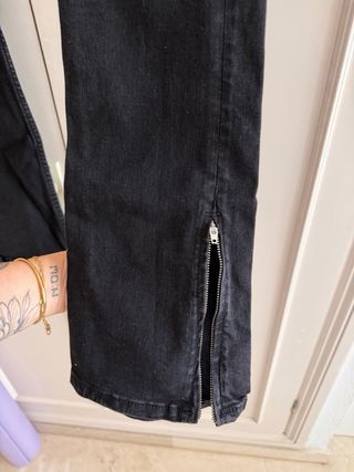 Pantalón vaquero flare Primark Rita Ora negro