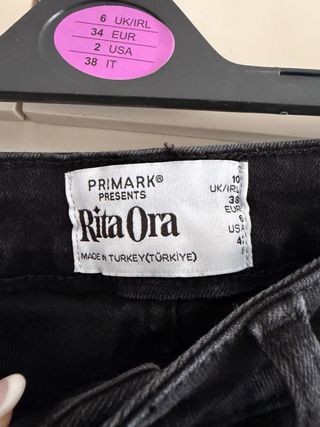 Pantalón vaquero flare Primark Rita Ora negro