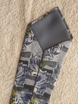 Cravatta vintage floreale blu e gialla