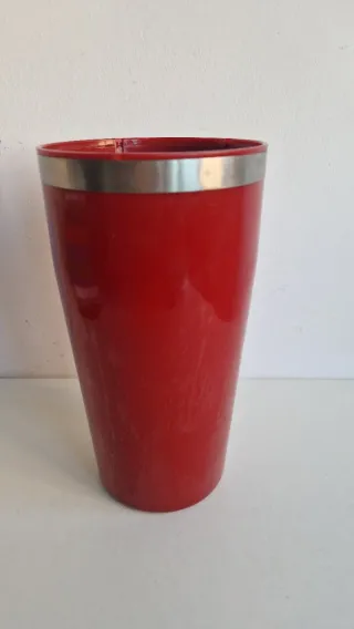 Vaso alto rojo vintage con banda plateada