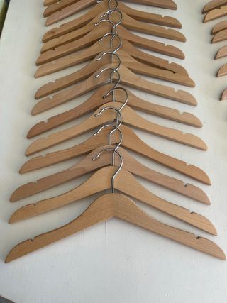 45 perchas pequeñas 32cm de madera 1 € dos perchas