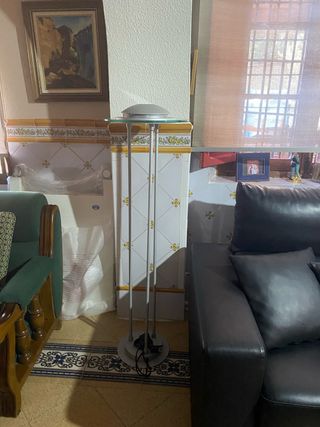 Lámpara de pie moderna gris y transparente