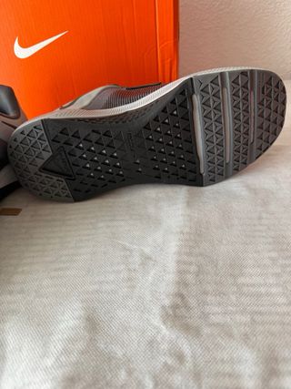 Nike Metcon 10 gris y morado