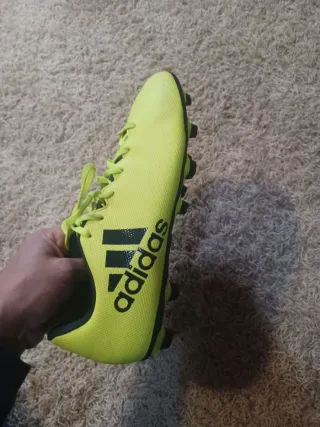 Botas de fútbol amarillas