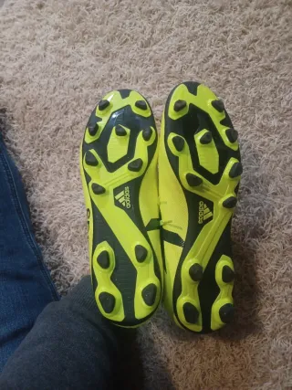 Botas de fútbol amarillas