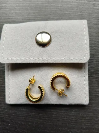 Orecchini dorati con zirconi