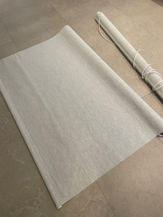 Estores enrollables Luxaflex grises-beiges