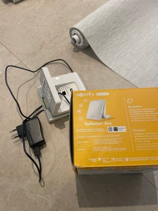 Estores enrollables Luxaflex grises-beiges