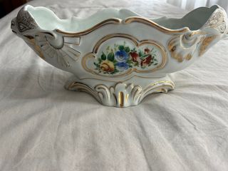 Figura antigua de porcelana con flores