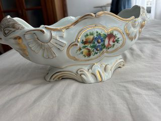 Figura antigua de porcelana con flores