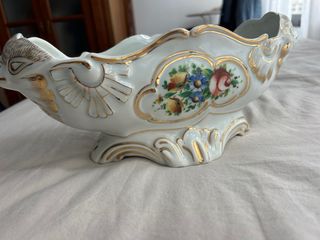 Figura antigua de porcelana con flores