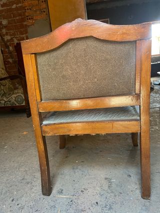 Butaca antigua de madera y tela
