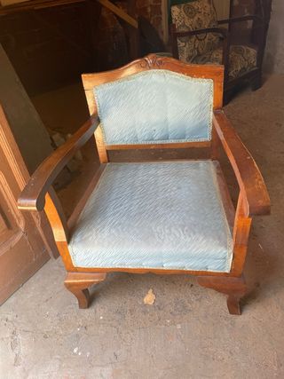 Butaca antigua de madera y tela