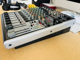 Mesa de mezclas Behringer X1204USB