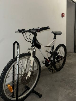 Bicicleta de Montaña Blanca y Negra
