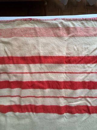 Manta de lana a rayas rojas y blancas