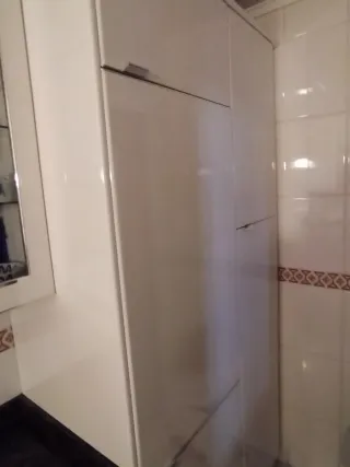 Cocina moderna blanca y marrón