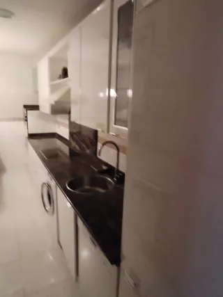 Cocina moderna blanca y marrón