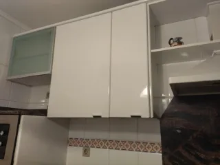 Cocina moderna blanca y marrón