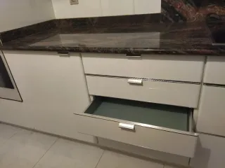 Cocina moderna blanca y marrón